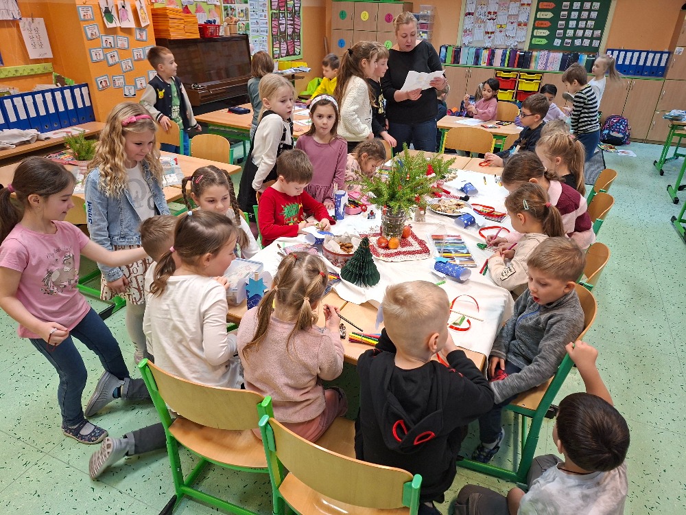 Adventní dílničky: Spolupráce mezi ZŠ a MŠ přinesla kouzelnou vánoční atmosféru