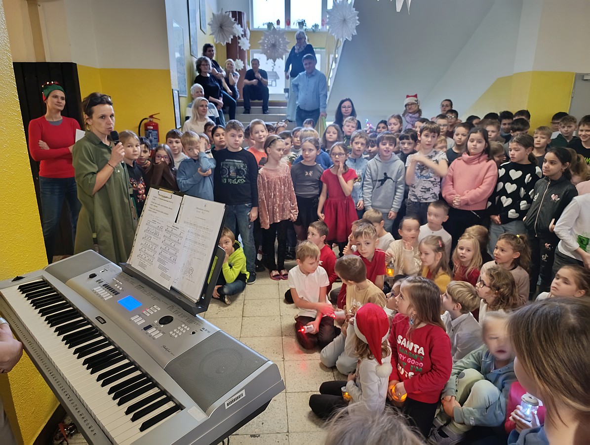 Vánoční zpívání na schodech