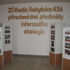 Ve vstupním vestibulu školy 2010