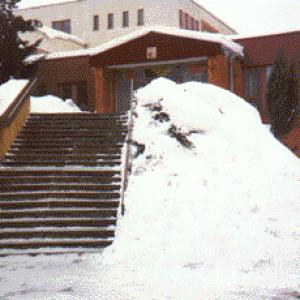 Před hlavním vchodem v zimě 2002